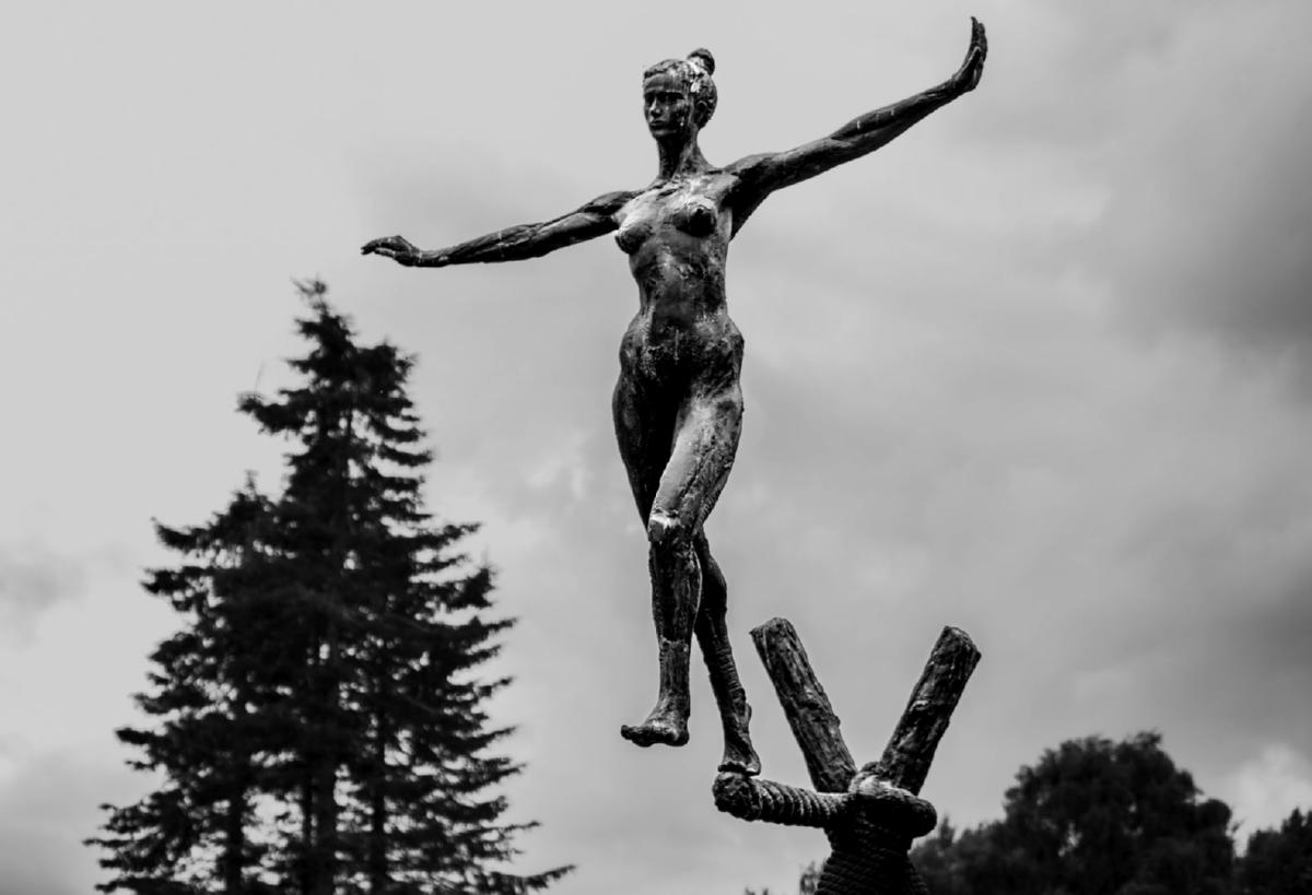 Skulptur einer balancierenden Frau