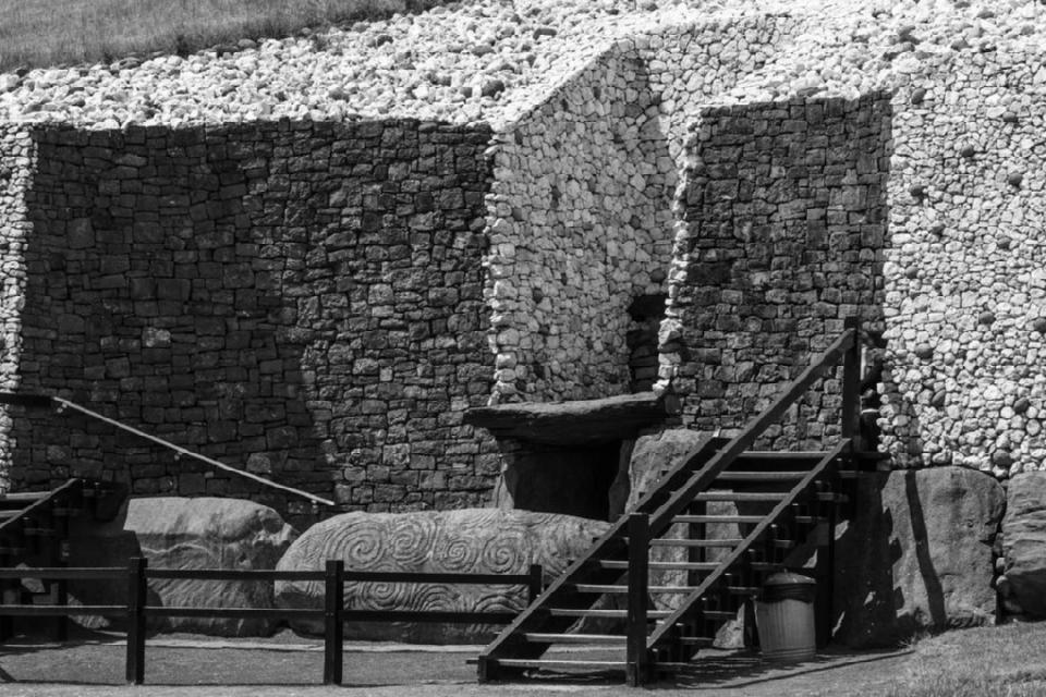 Eingang zum H&uuml;gelgrab von Newgrange